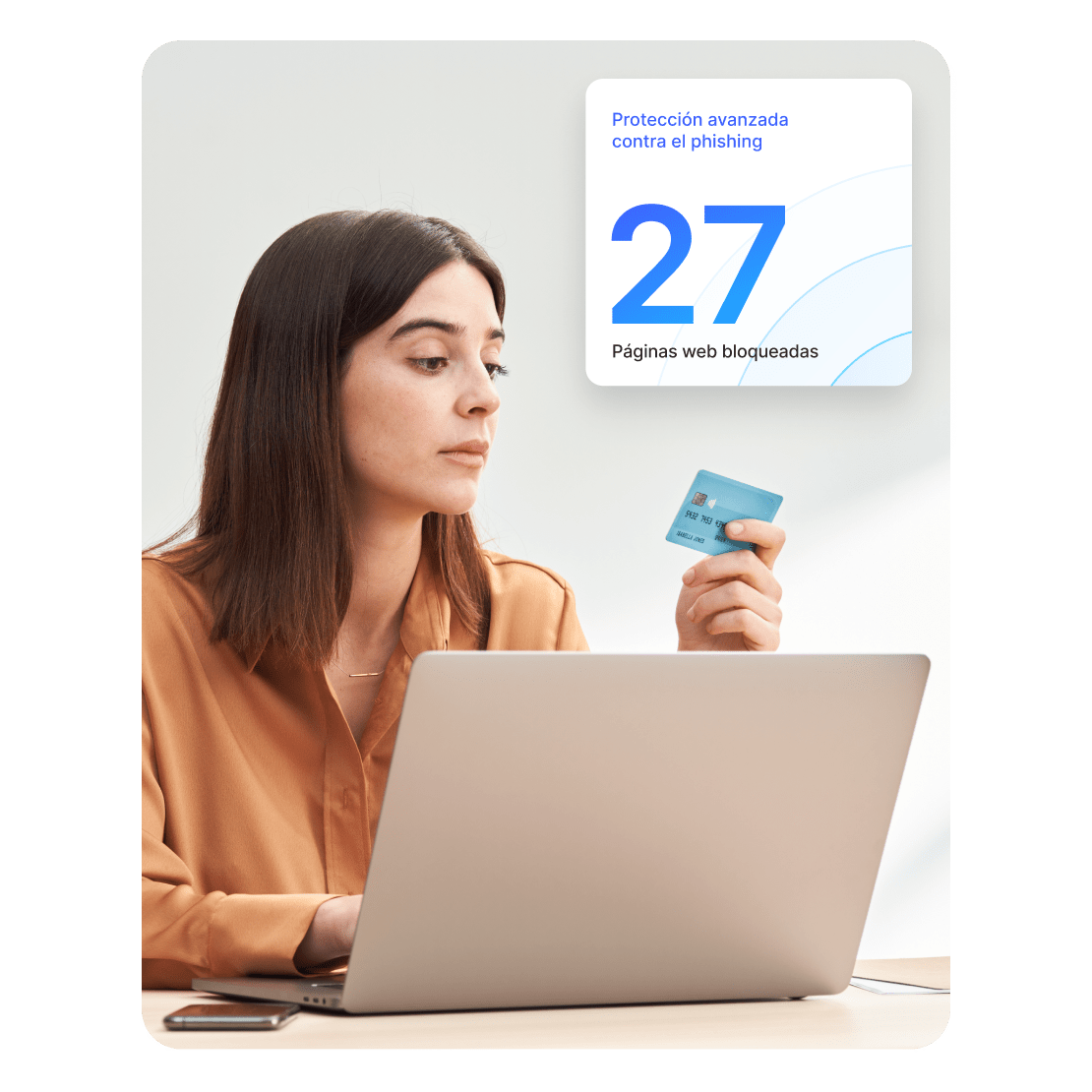 Una mujer utiliza una protección avanzada contra el «phishing» para comprar online con total seguridad.