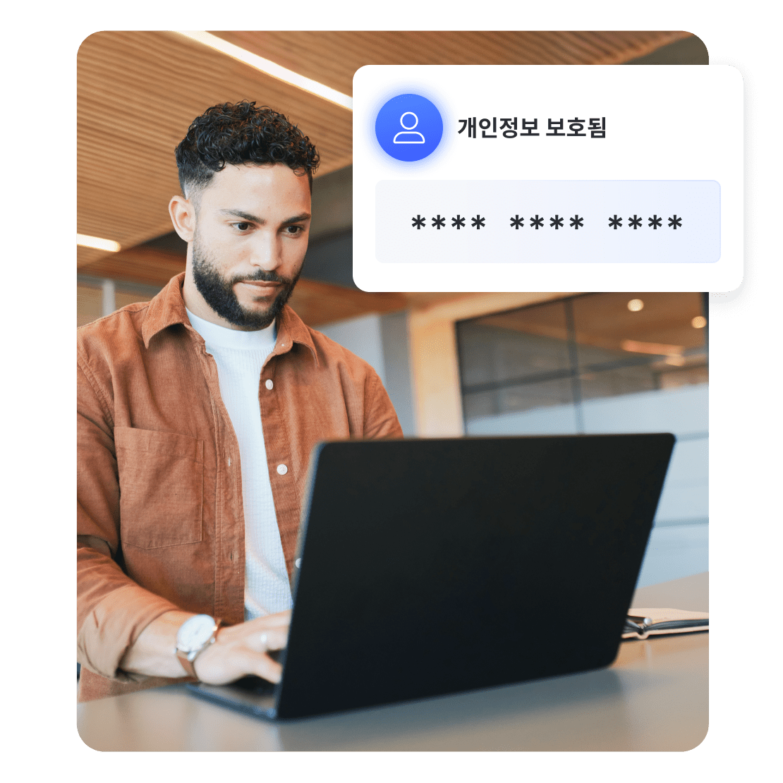 민감한 데이터에 대한 보안 알림이 표시된 컴퓨터에서 웹을 브라우징하는 남성.