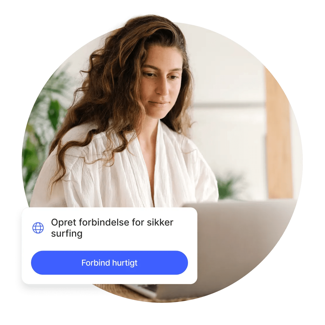 En kvinde, der aktiverer NordVPN's browserudvidelses funktion "Forbind hurtigt" for sikrere surfing på sin bærbare computer.