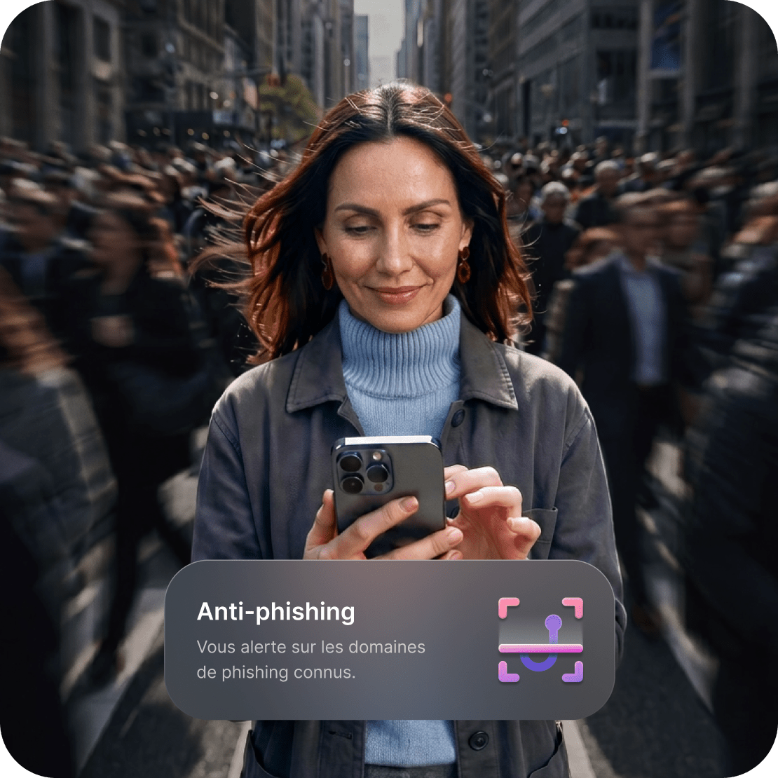 Une femme dans une rue bondée sourit en utilisant son téléphone, avec la fonctionnalité anti-arnaque de l’antivirus nouvelle génération de NordVPN activée.