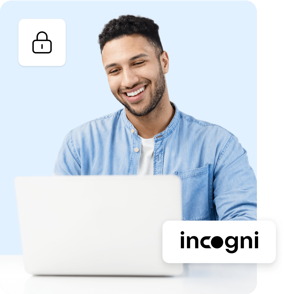 Ein glücklicher Mann, der im Internet surft und weiß, dass seine Daten von Incogni geschützt sind.