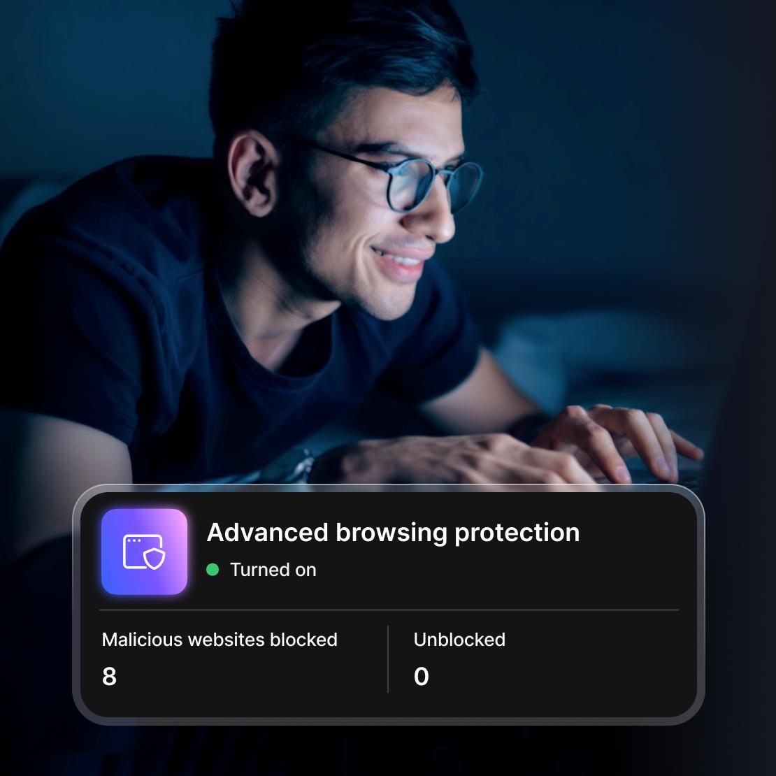 رجل يستخدم جهاز كمبيوتر محمول مع برنامج مكافحة الفيروسات من الجيل التالي من NordVPN الذي يحظر مواقع الويب الضارة.