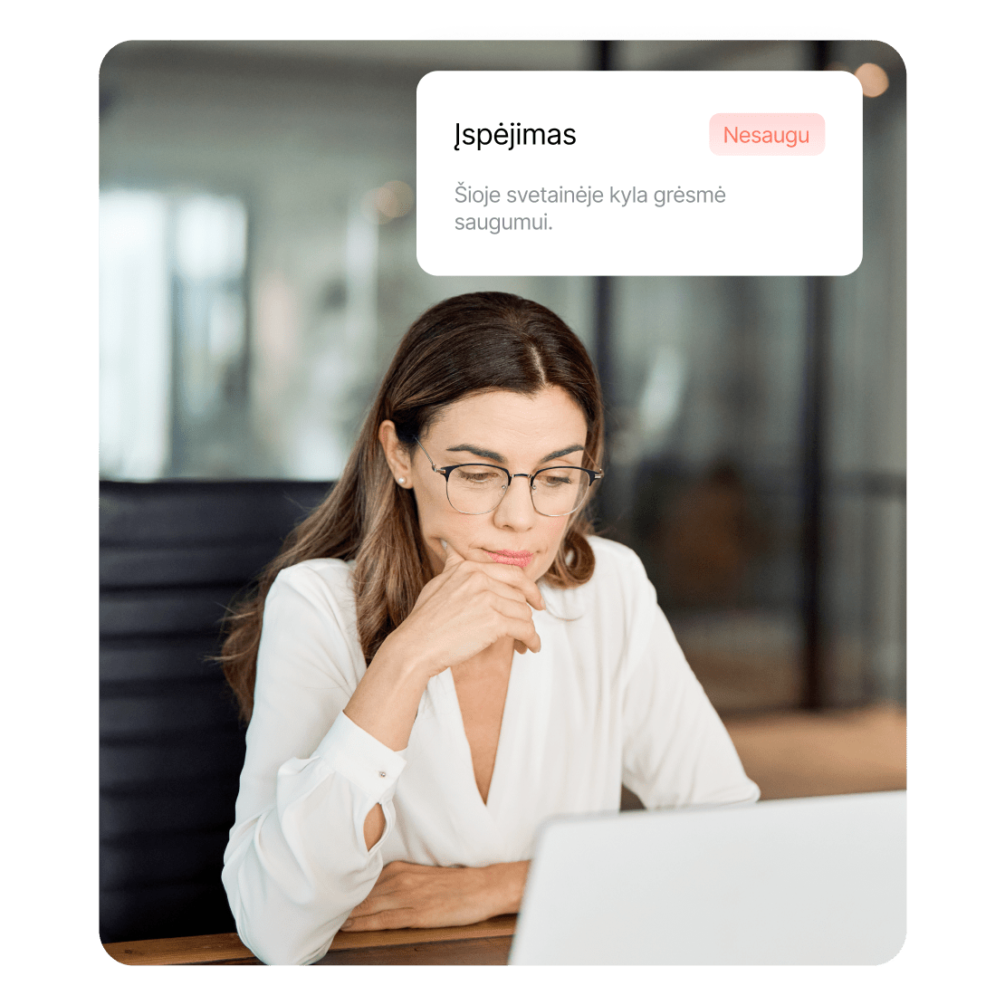 Moteris, susirūpinusi dėl kibernetinio saugumo keliamų iššūkių.