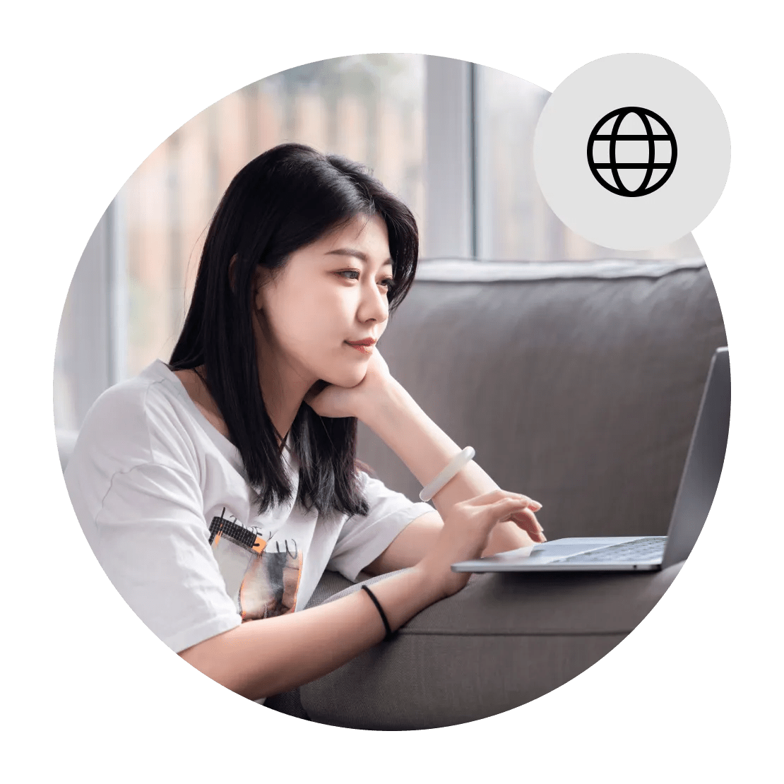 한 번의 클릭으로 NordVPN 프록시 브라우저 확장 프로그램을 사용하는 여성