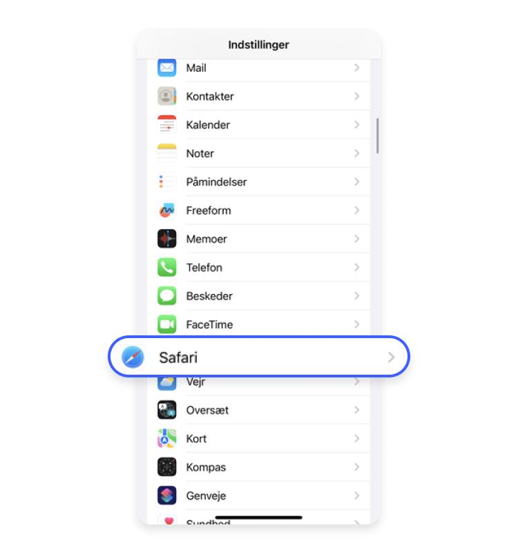 Ryd cache i iPhone: Rul ned og klik på menuen Safari.