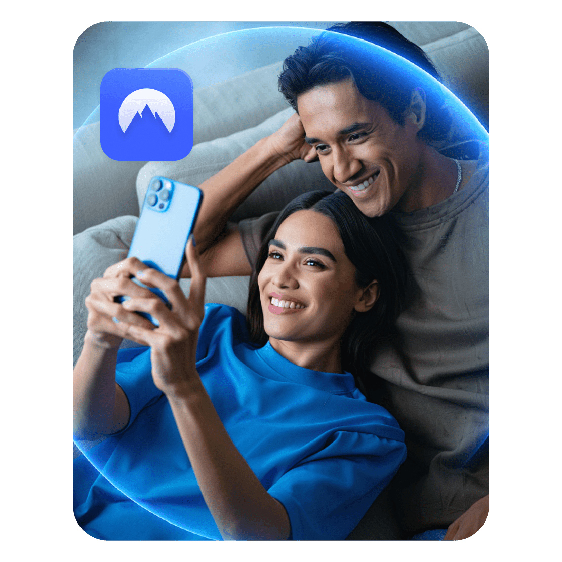 Um casal navegando online com a proteção online da NordVPN.