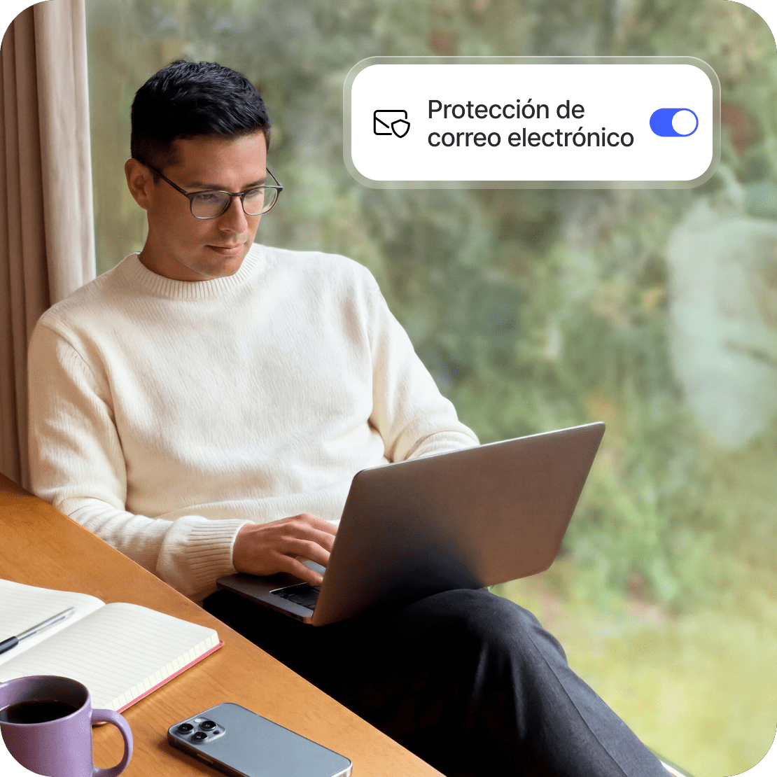 Un hombre usa un portátil con la función de protección del email activada en el antivirus de última generación de NordVPN.