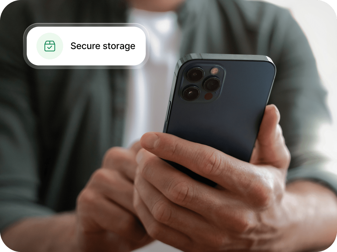 Une personne utilisant l’application NordPass pour stocker ses mots de passe en toute sécurité.
