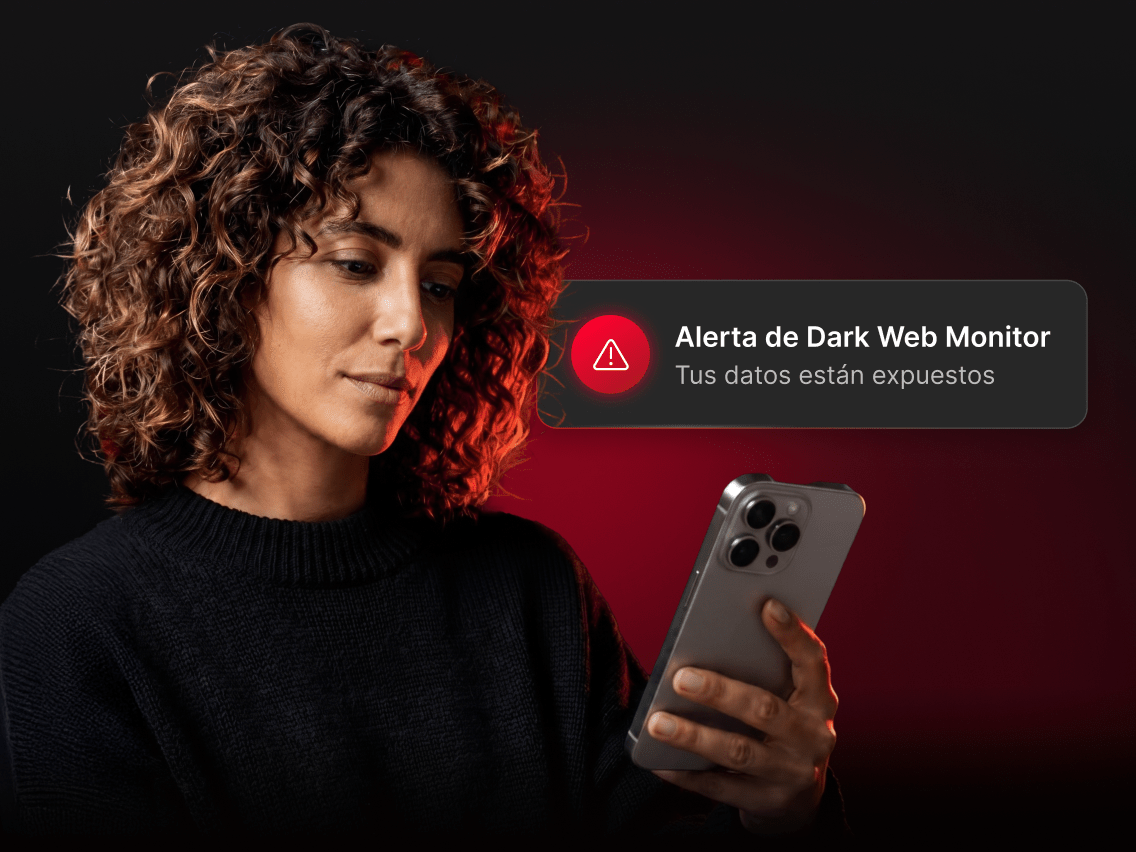 Una persona usando la función Dark Web Monitor de NordVPN en su smartphone.