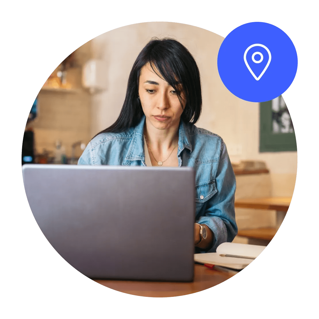 Un hombre que utiliza la extensión proxy VPN para evitar que el contenido basado en la ubicación sea bloqueado