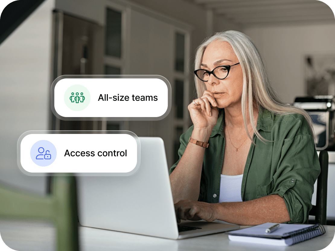 Une personne gère le contrôle d’accès de l’équipe via l’application de bureau NordPass Business.