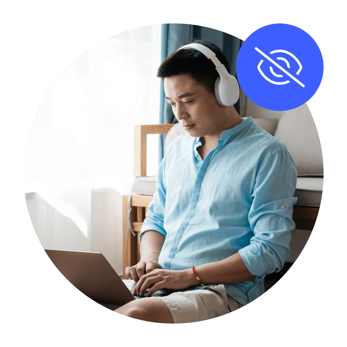 노트북과 스마트폰으로 웹을 검색하는 사람이 VPN 제공업체가 데이터를 기록하지 않는다고 확신합니다.