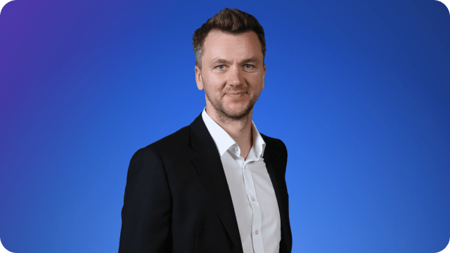 Um retrato de Marijus Briedis, diretor de tecnologia da NordVPN.