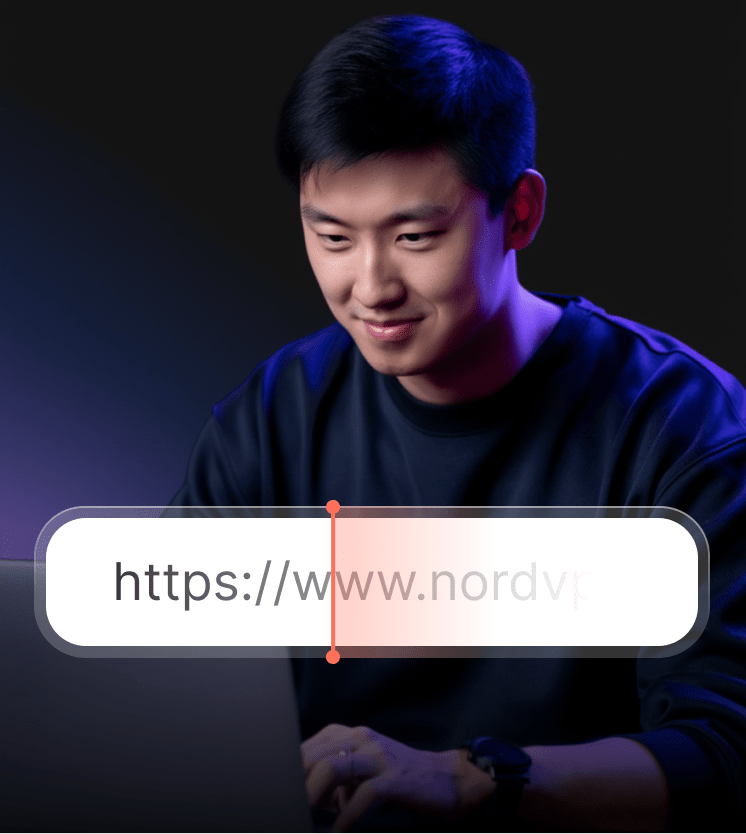 一名男子正在使用手提電腦，而新一代防毒工具正在清除網址中的追蹤參數。