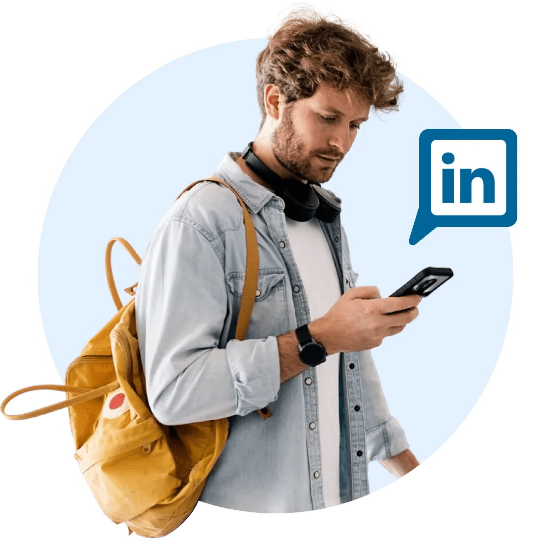 Jaunas vyras naudoja „LinkedIn“ telefone.
