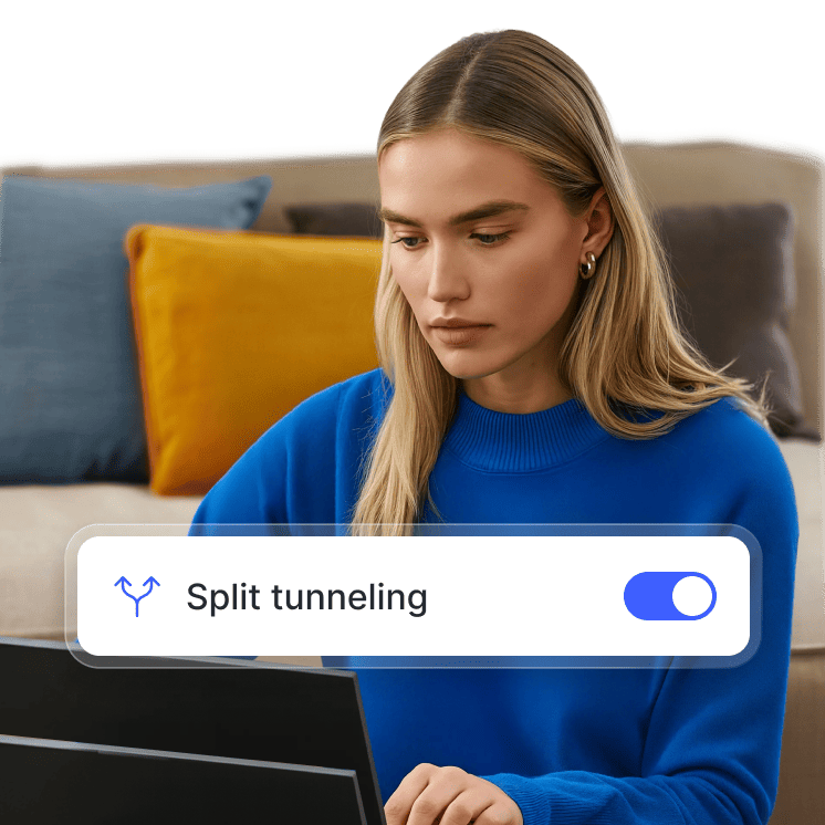 Une femme utilisant un ordinateur portable avec le split tunneling activé pour choisir les applications qui utilisent le VPN.
