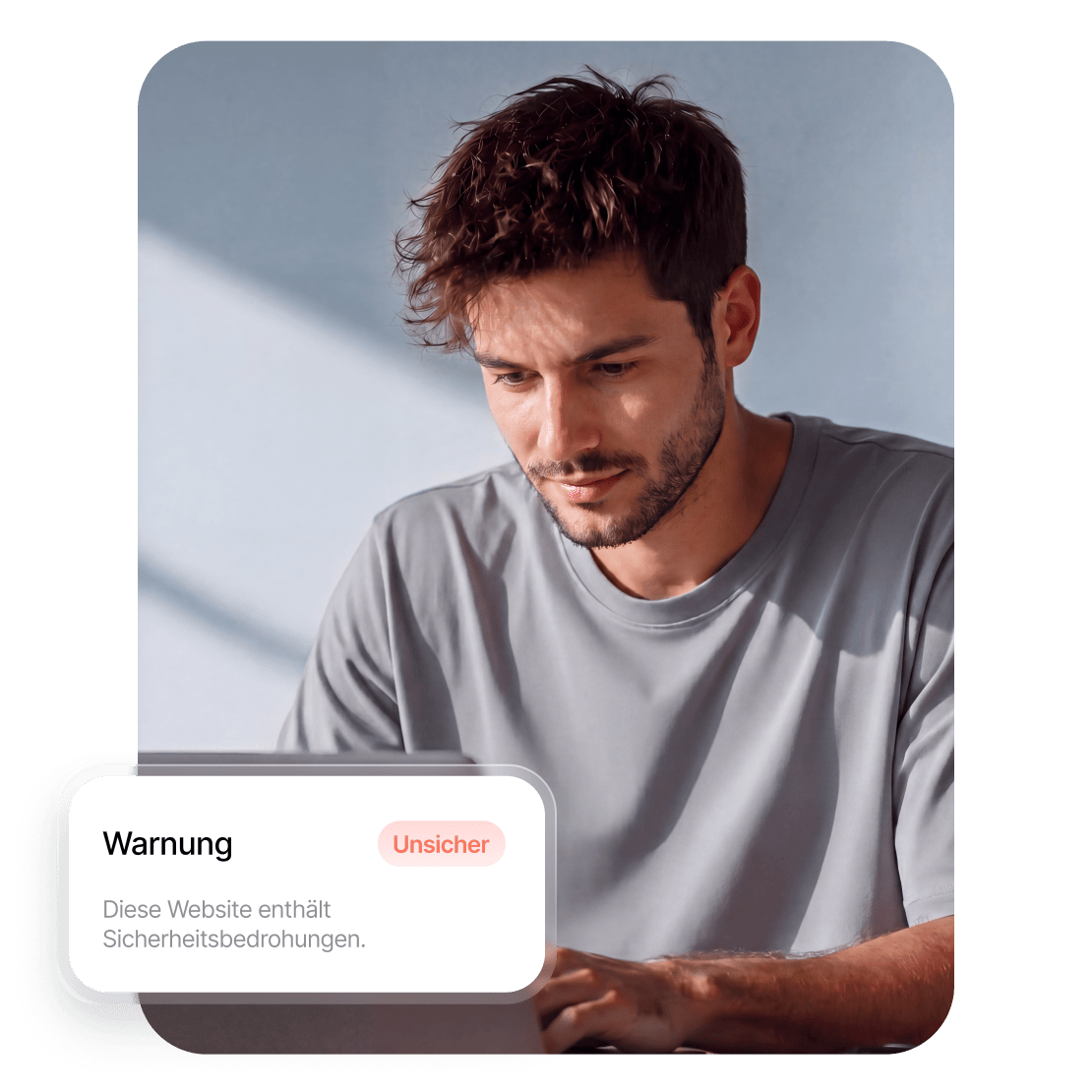 Ein Mann, der eine Betrugserkennung auf seinem Laptop verwendet.
