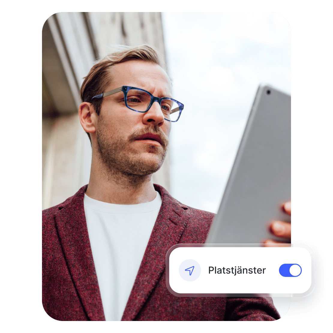 En person som använder ett VPN på sin surfplatta för att begränsa platsspårning.