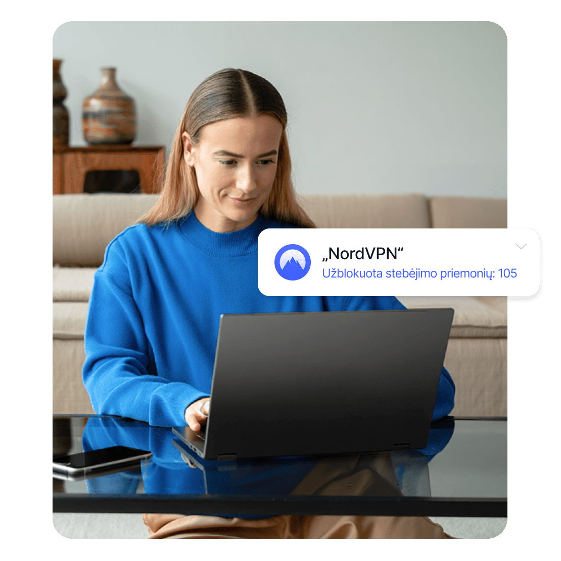 Moteris naršo „Cyber Monday“ pasiūlymus savo nešiojamajame kompiuteryje su įjungtu „NordVPN“, blokuojančiu stebėjimo priemones.
