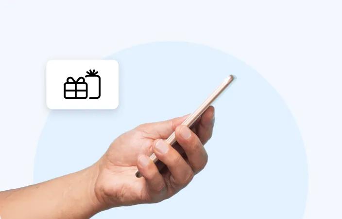 Uma mão comprando presentes com um smartphone durante a promoção de Natal da NordVPN.