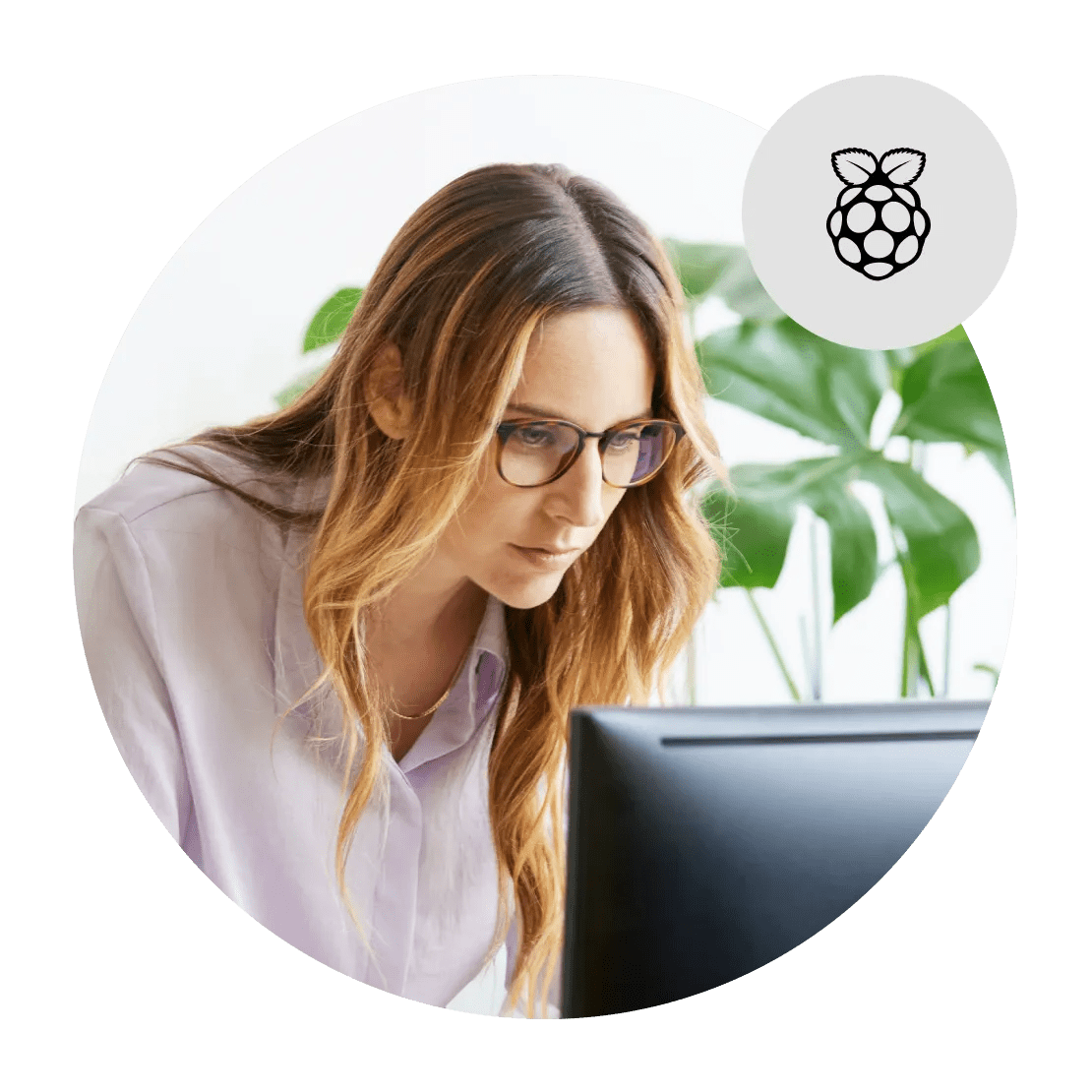 Una donna che guarda i contenuti sulla sua TV utilizzando un Raspberry Pi.