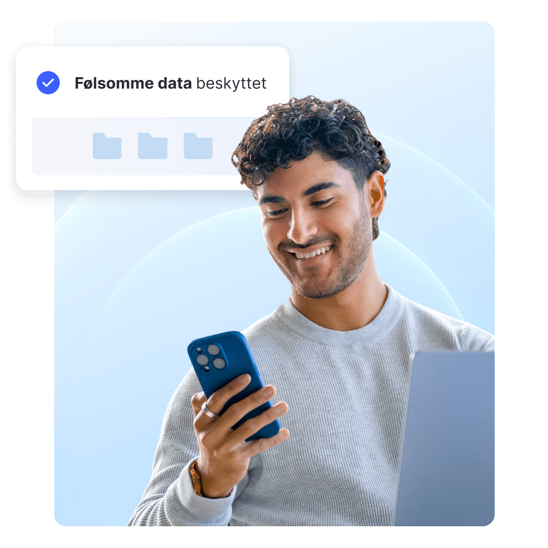 En mand, der surfer på nettet på sin telefon med en besked om, at hans følsomme data er sikre.