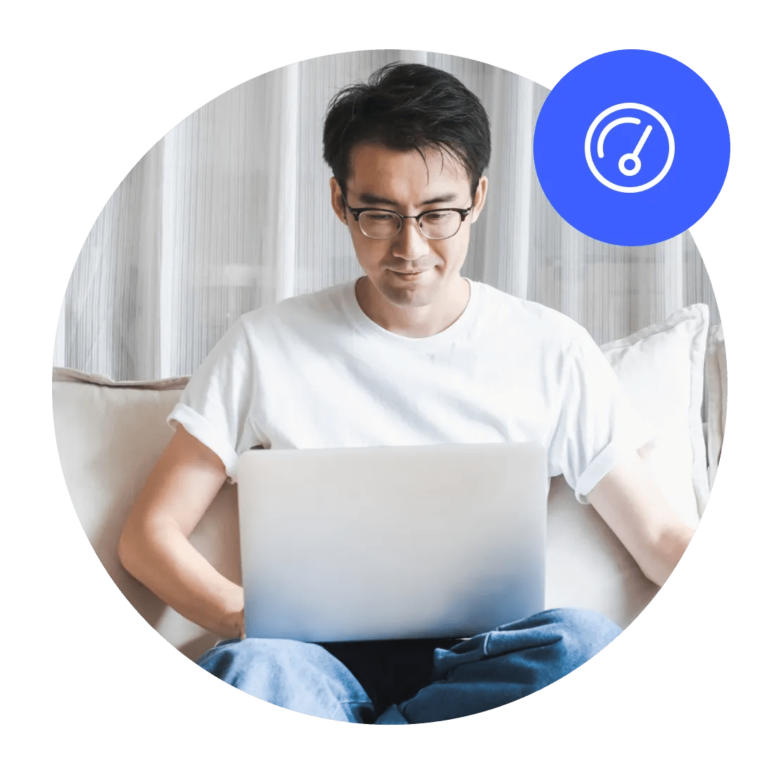 NordVPNを利用して、デジタルプライバシーを確保しながらブラウジングする男性。