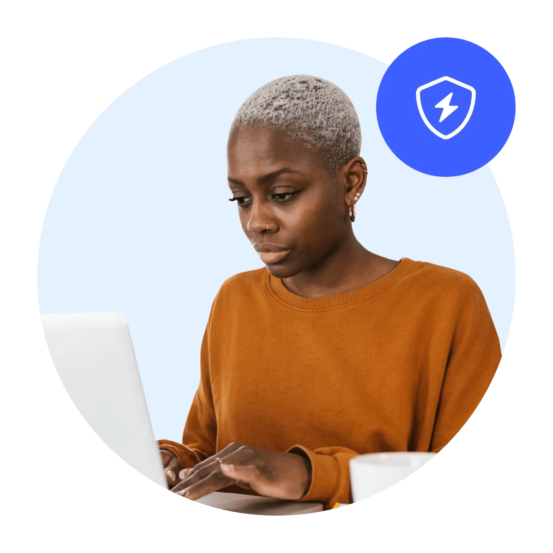 Una mujer utiliza NordVPN para navegar por internet en su portátil con mayor seguridad y privacidad.