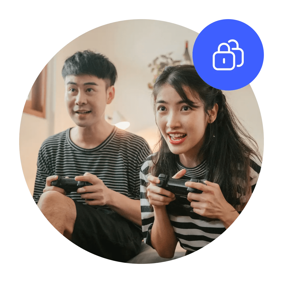 兩個人在玩電子遊戲，享受 Double VPN 的額外安全性。