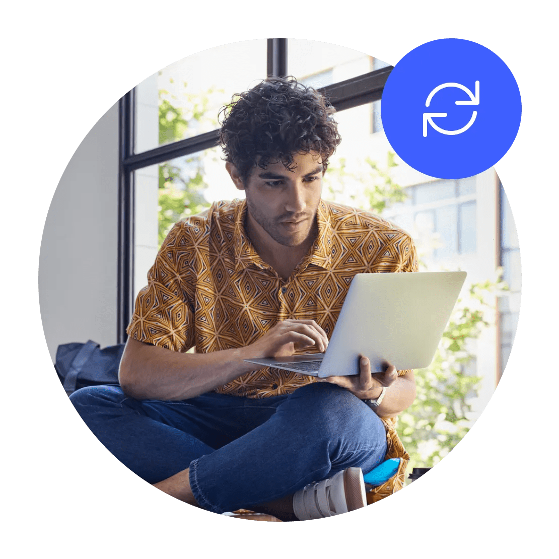 Un hombre mantiene actualizado su software para estar seguro.