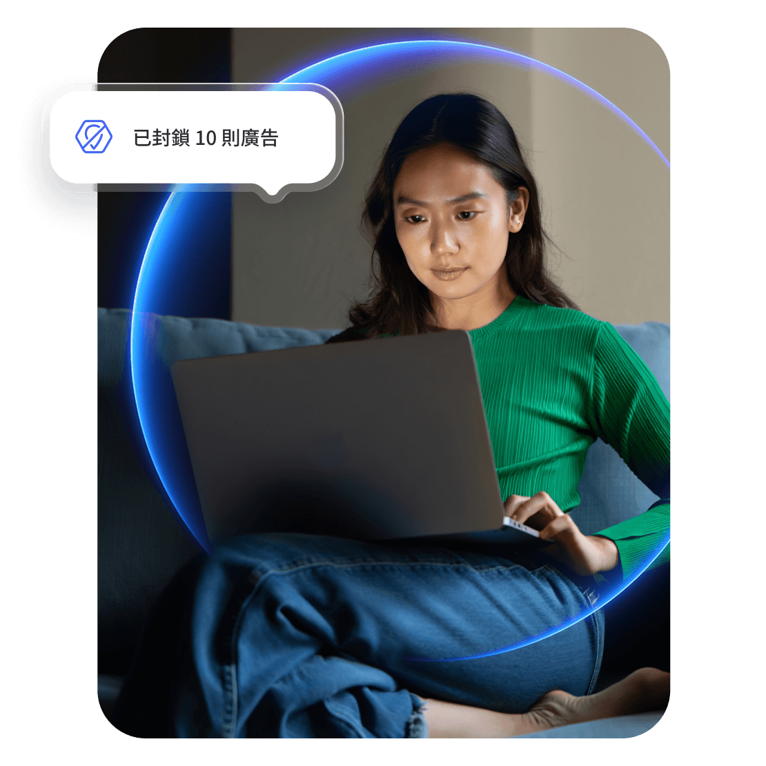 女子在筆電上使用 NordVPN 廣告攔截程式。