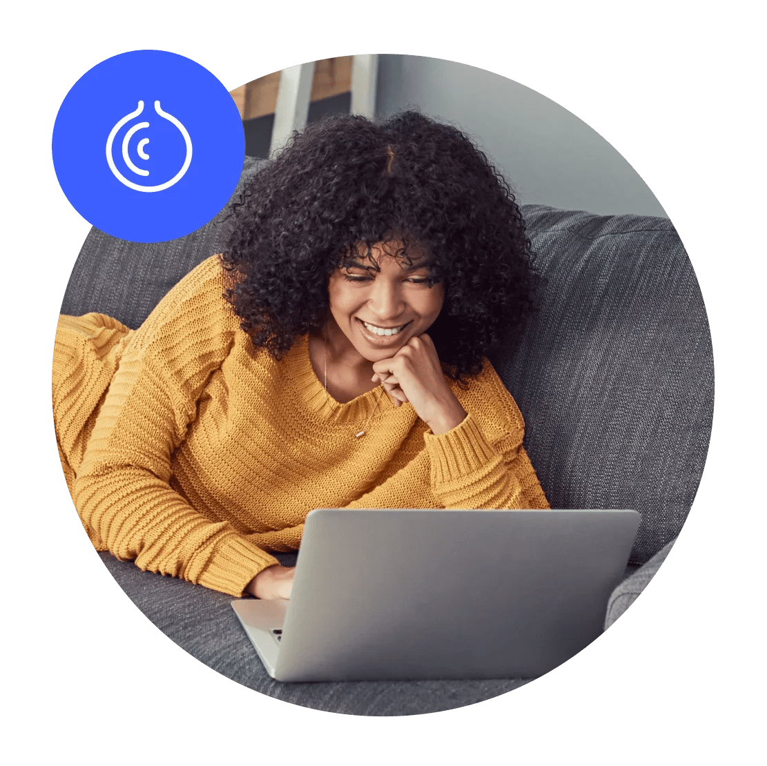 Uma mulher usando a Onion Over VPN para navegar em sites .onion