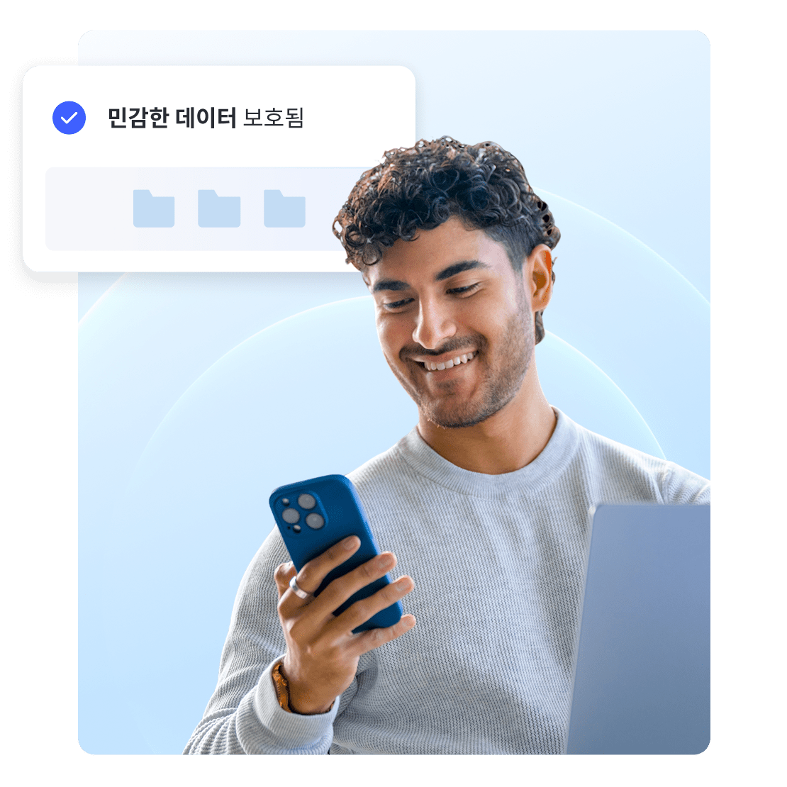 민감한 데이터에 대한 보안 알림이 표시된 휴대폰으로 웹을 브라우징하는 남성