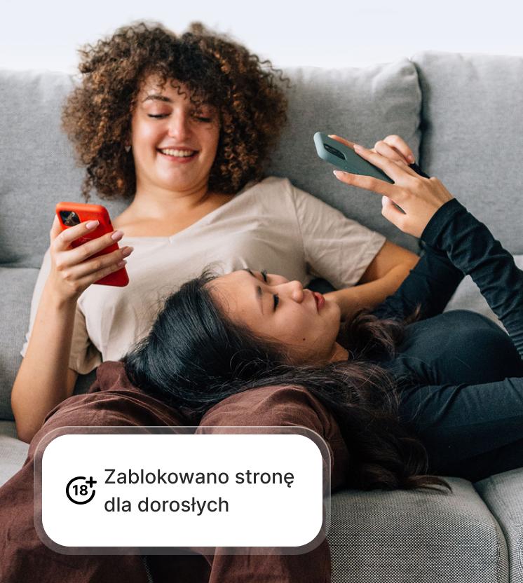 Dwie kobiety bezpiecznie korzystające ze swoich telefonów dzięki ochronie przed oszustwami i phishingiem, która blokuje strony dla dorosłych.