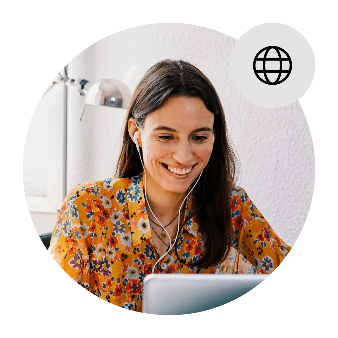 Una mujer usando la extensión del navegador NordVPN con un solo clic