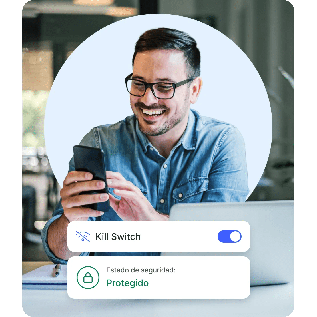 Un hombre navega feliz por internet con su smartphone y la función Kill Switch habilitada.