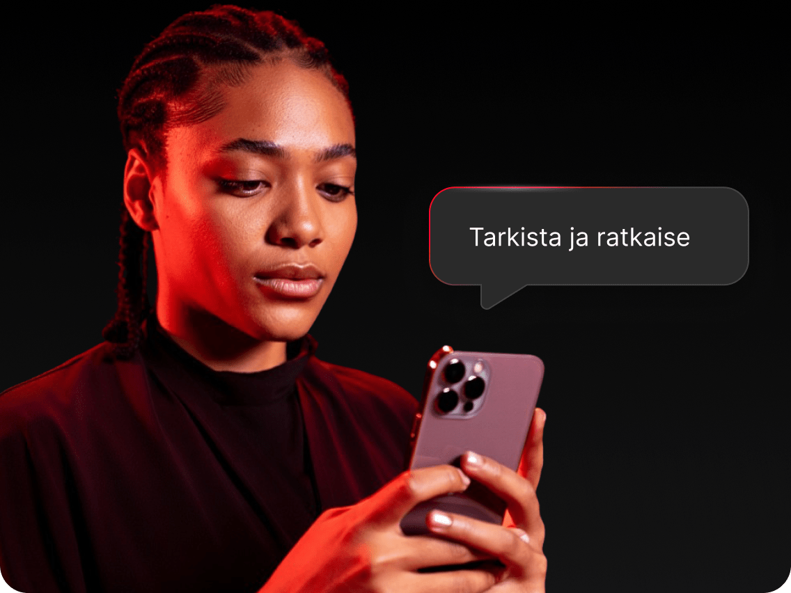 Nainen tarkastelee Dark Web Monitorin hälytystä puhelimestaan ja valmistautuu ratkaisemaan ongelman.