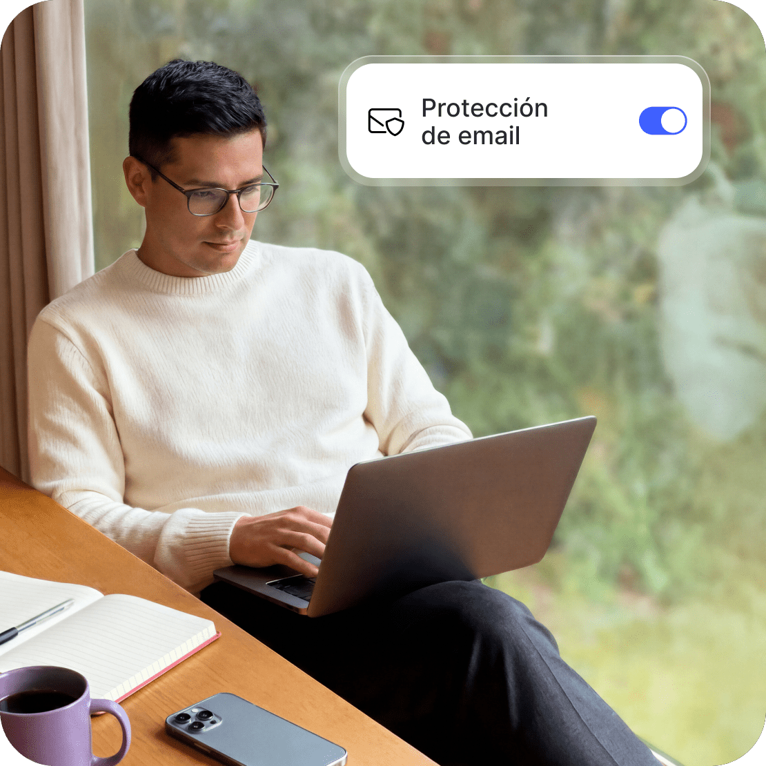 Un hombre usa una laptop con la función de protección de email activada en el antivirus de última generación de NordVPN.