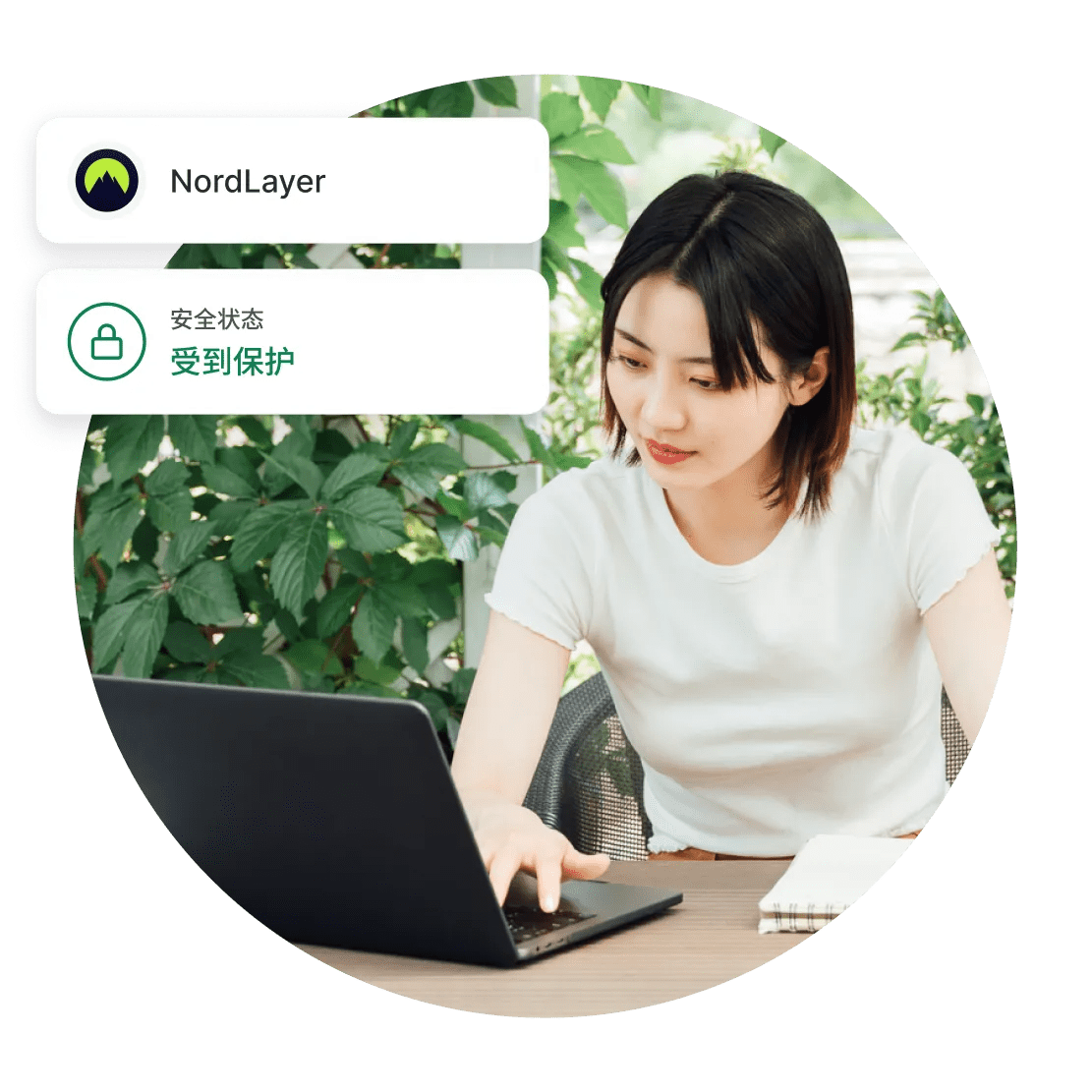 一对男女在办公室工作，同时受到企业 VPN 解决方案的保护。