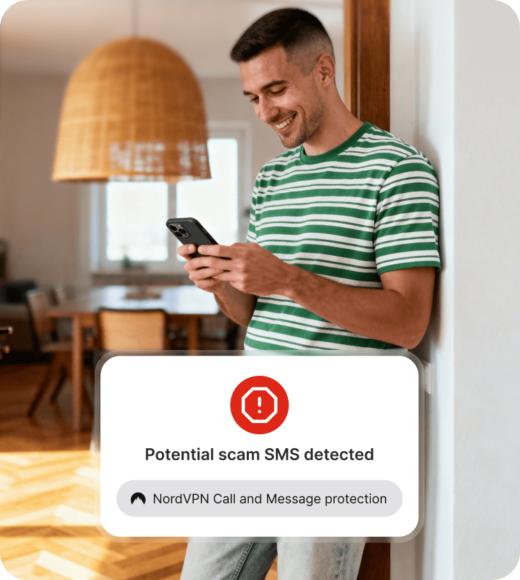 شخص يستخدم ميزة حماية الاتصال والرسائل من NordVPN للحماية من التصيد الاحتيالي.
