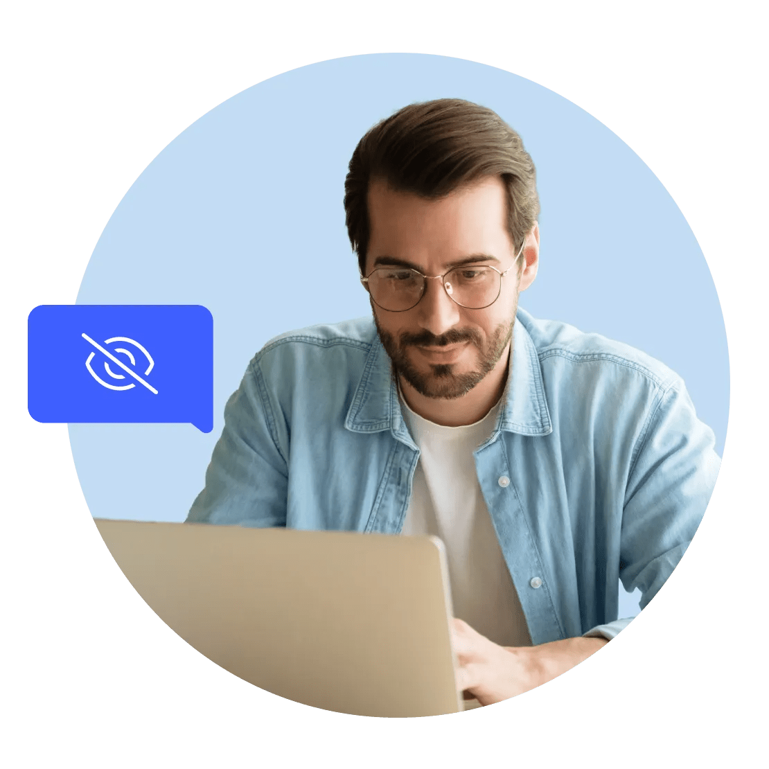 Um homem está navegando online em privacidade
