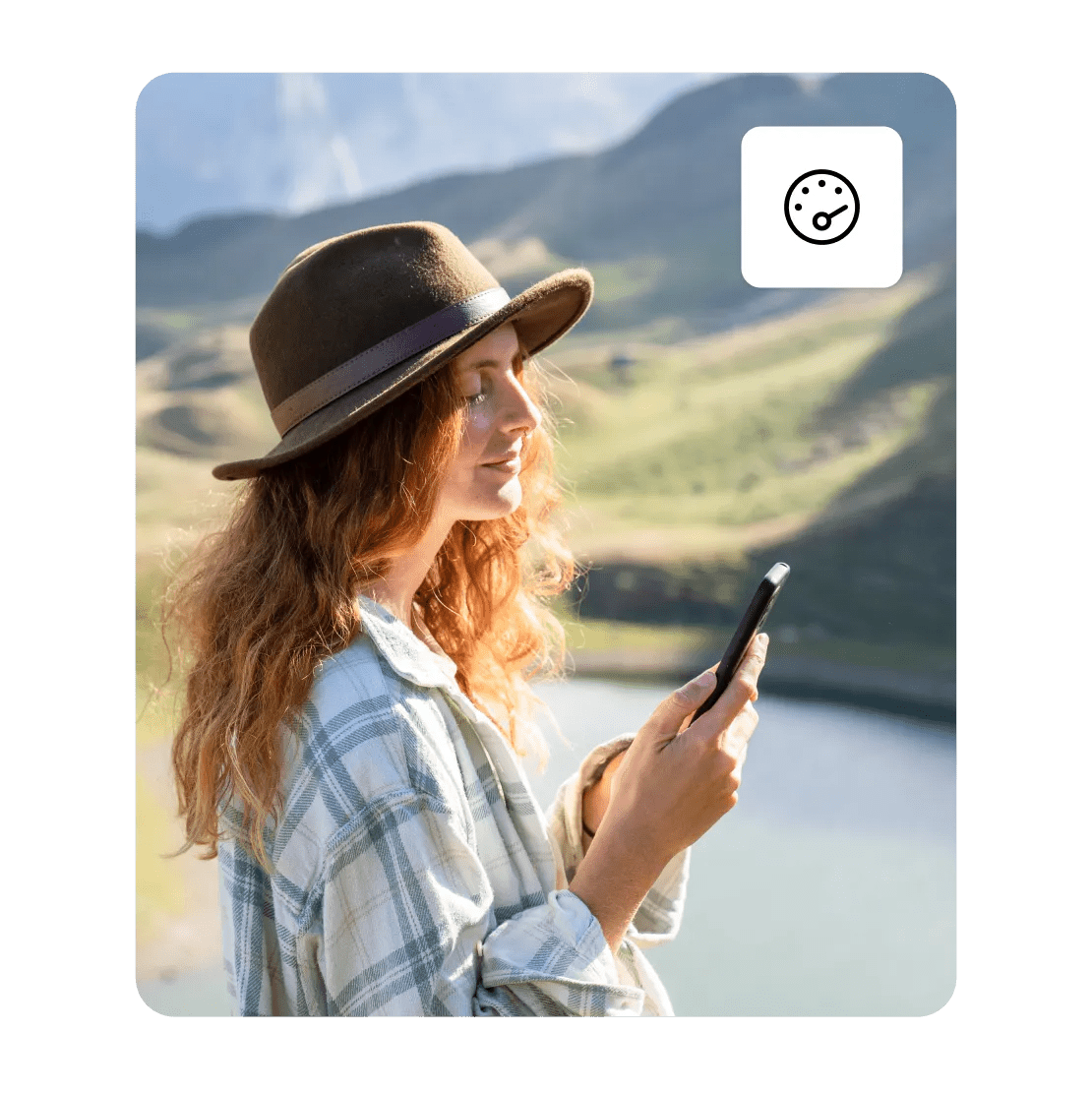 Una mujer disfrutando de la conexión VPN más rápida en su smartphone.
