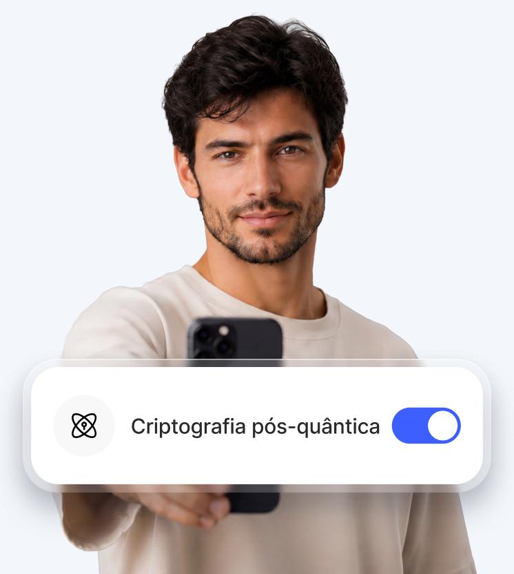 Homem usando o botão de criptografia pós-quântica da NordVPN para ajudar a proteger seu tráfego de internet.