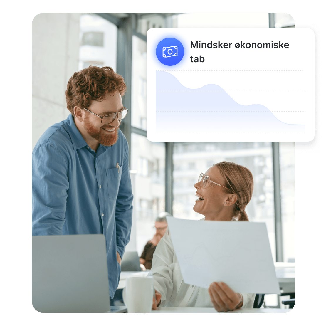 En mand og en kvinde, der diskuterer, hvordan cybersikkerhed mindsker økonomiske tab.