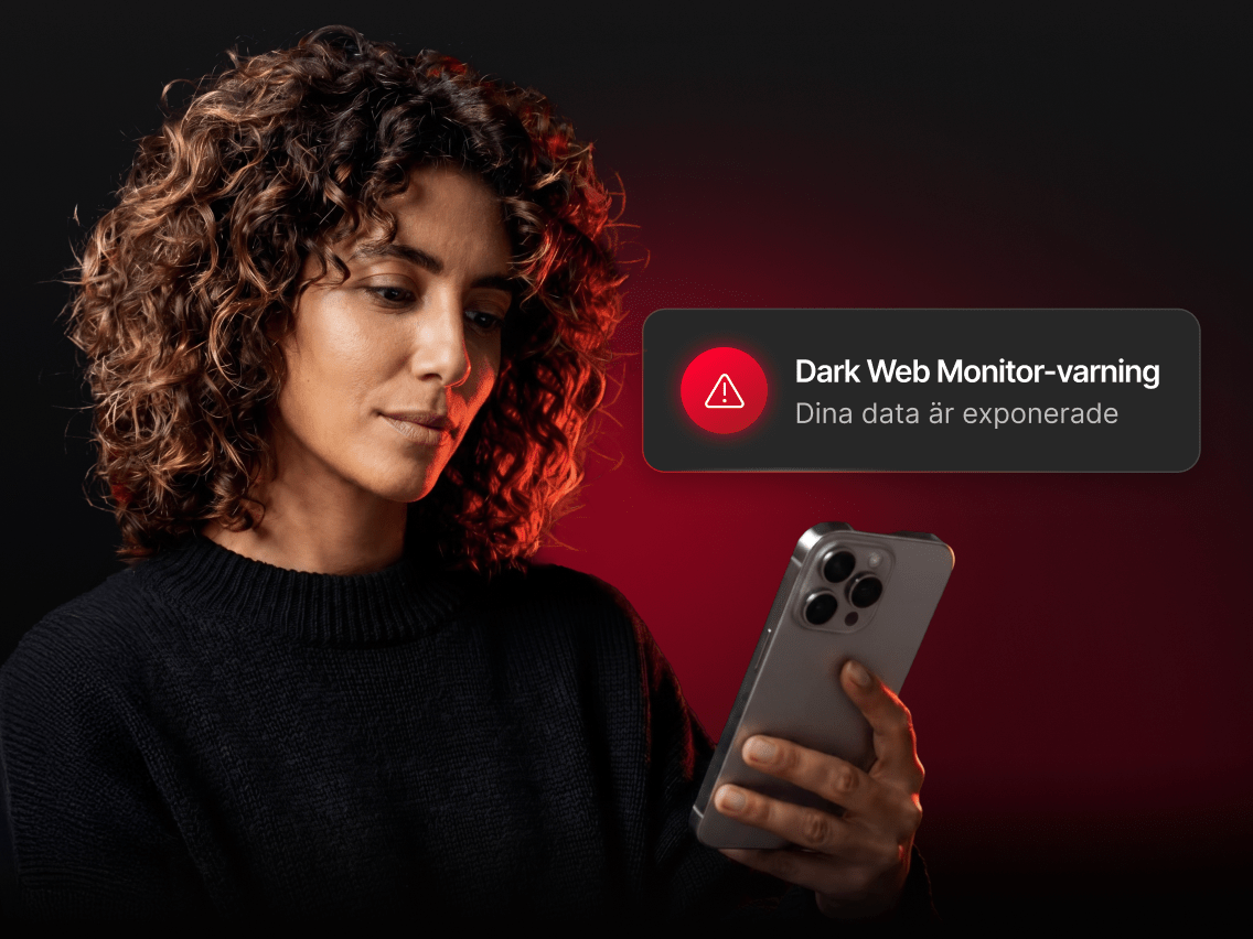 En person som använder NordVPN:s Dark Web Monitor-funktion på sin smartphone.