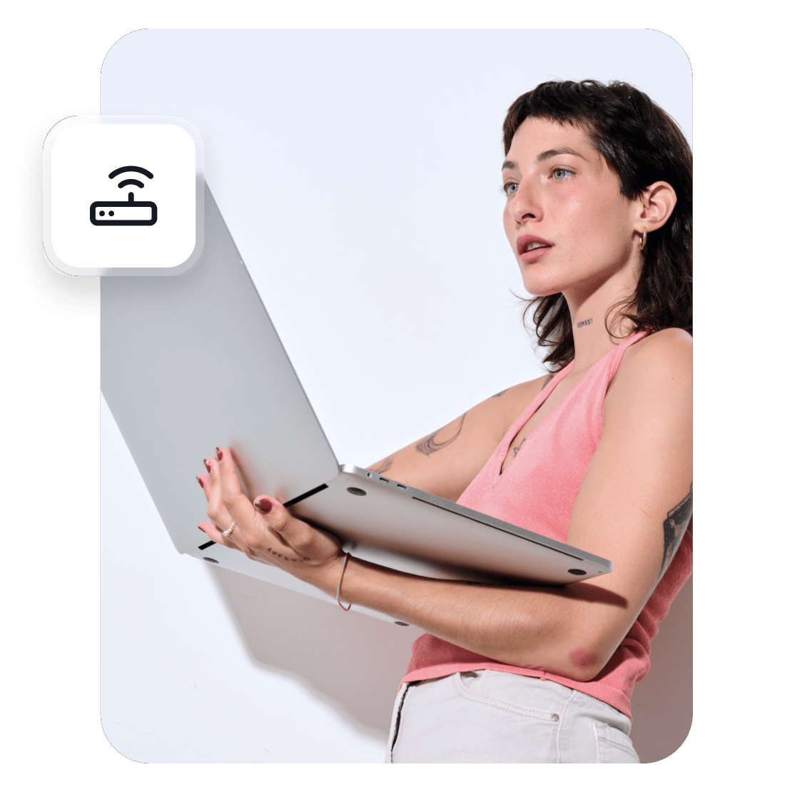 Una persona usa su laptop para conectarse a un router WiFi protegido por VPN.