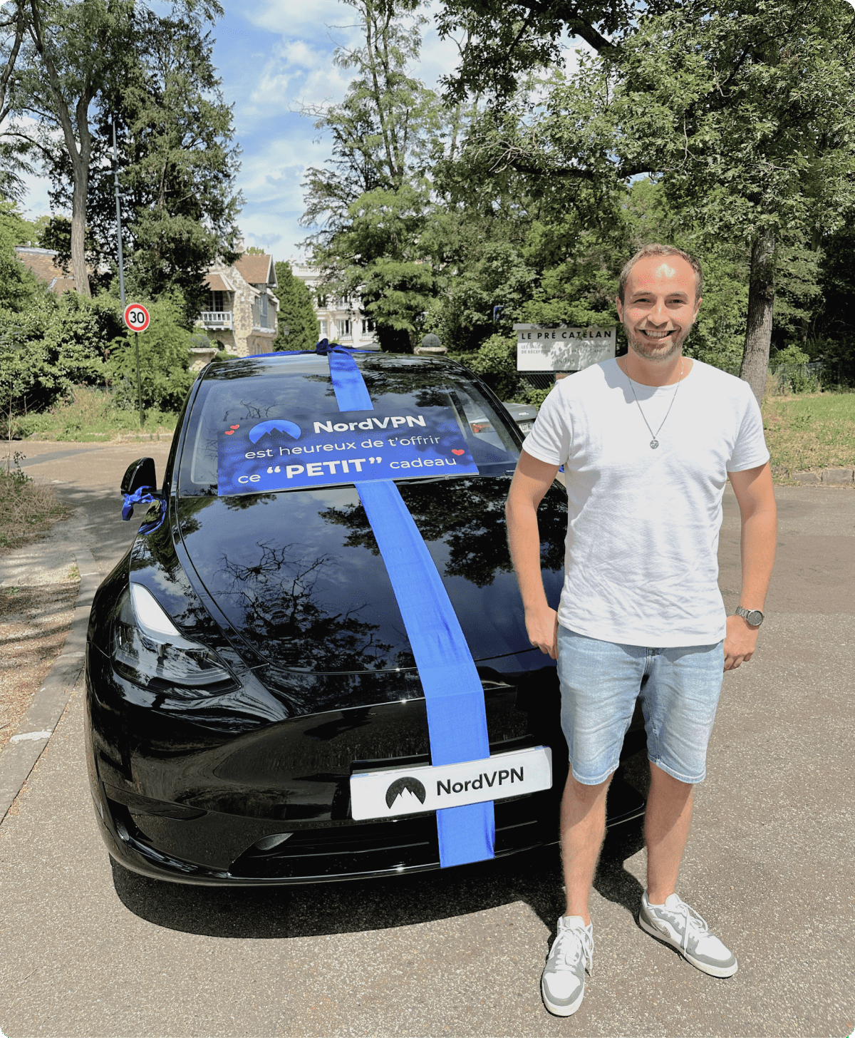 Gagnant NordVPN avec sa voiture électrique