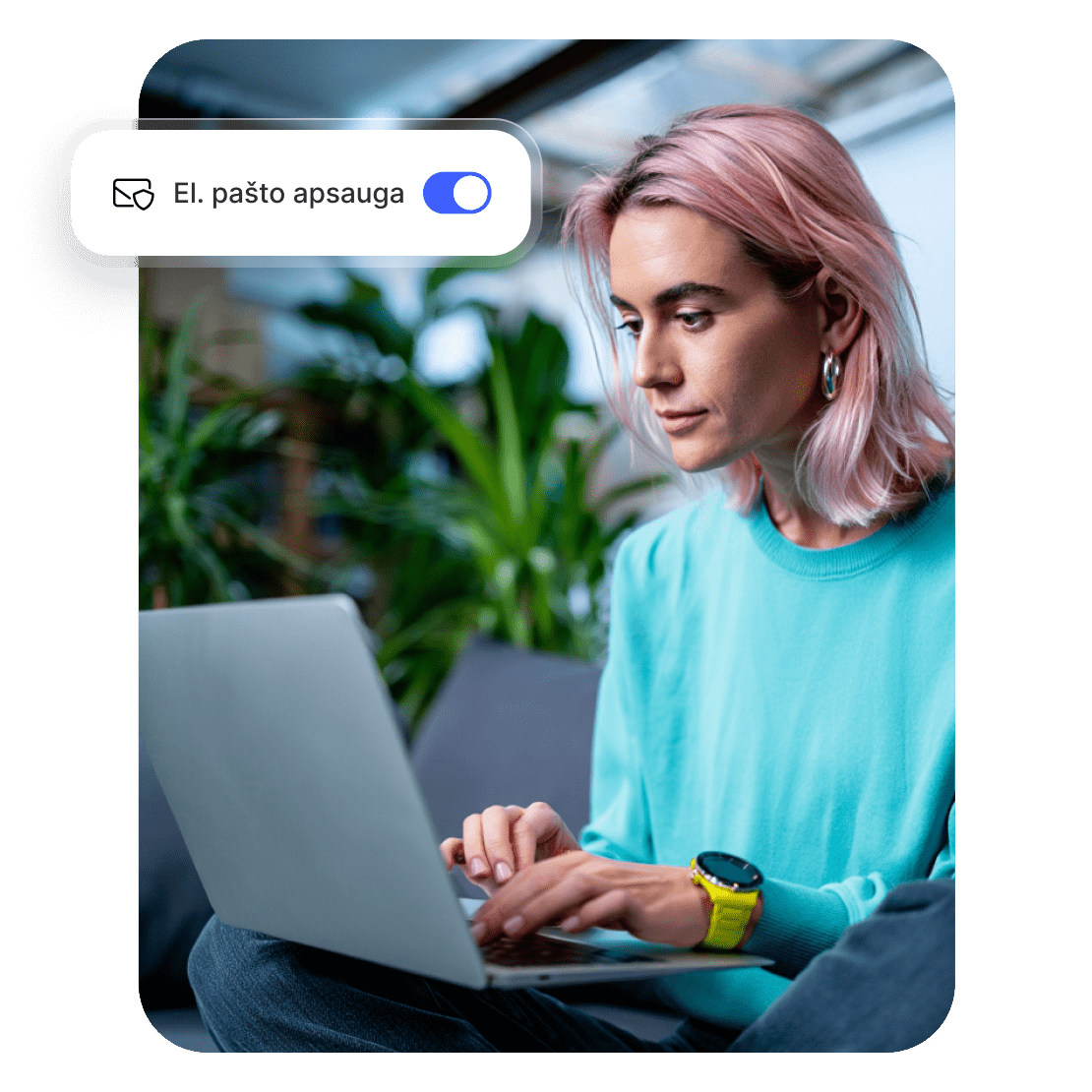 Asmuo tikrina el. laiškus saugiau su „NordVPN“ el. pašto apsauga.