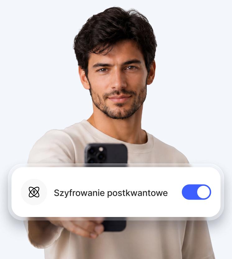 Mężczyzna używa przełącznika szyfrowania postkwantowego NordVPN, aby chronić swój ruch internetowy.