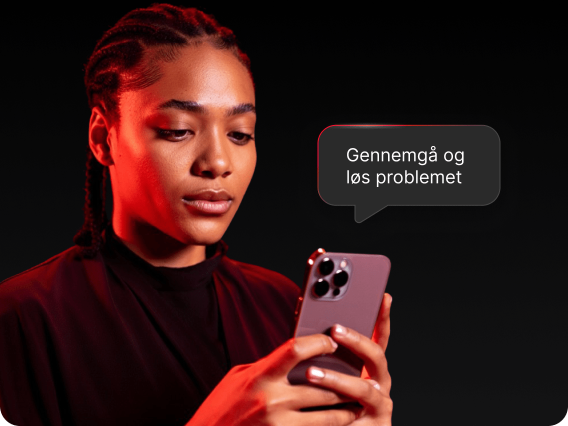 En kvinde, der læser en advarsel fra Dark Web Monitor på sin telefon, gør sig klar til at løse problemet.